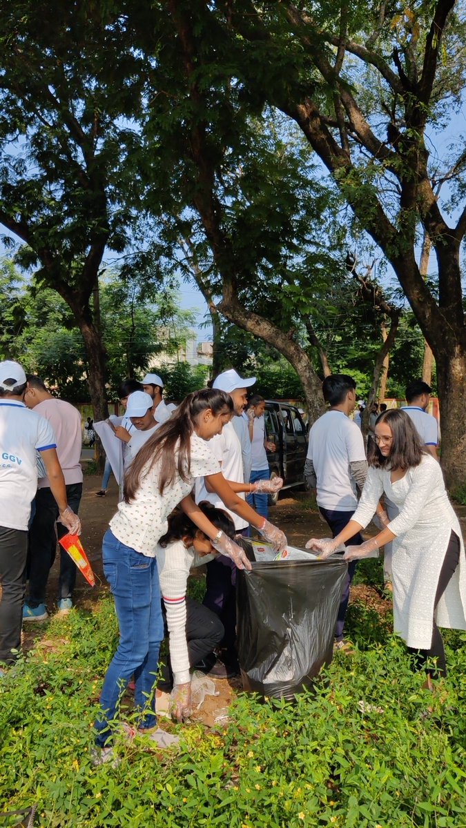 shubham_k_sahu's tweet photo. Mega Cleanliness Drive @nssggcuCG has collected more than 300 kg Single use plastic and garbage. Some glimpses
#CleanIndia2 #CleanIndiaWithNSS
@Yasministry
@ianuragthakur
@_NSSIndia
@NSSRDBhopal
@Pankajsinghips
@askabir_
@chakrawalalok
@ggv_smc https://t.co/mg1x5eEA1B