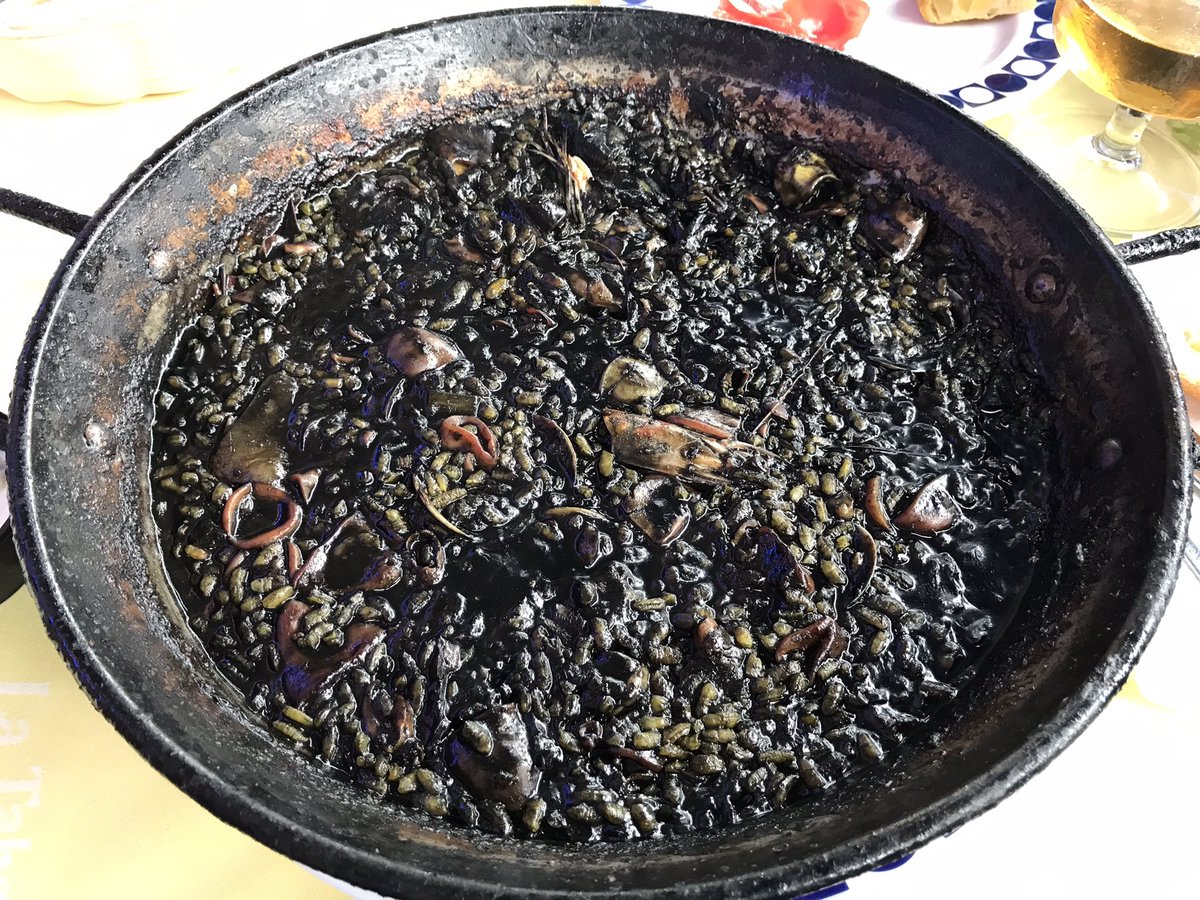 La Cuadrilla Vegana se la jugó en el Puerto Olímpico de Barcelona, pero de ve que apostó a lo seguro. El pedazo de menú de La Taberna Gallega de Marcos incluye, por ejemplo, esta vieira gratinada rellena con pescado y marisco o este arroz negro como una plaza de toros. ¡De lujo!