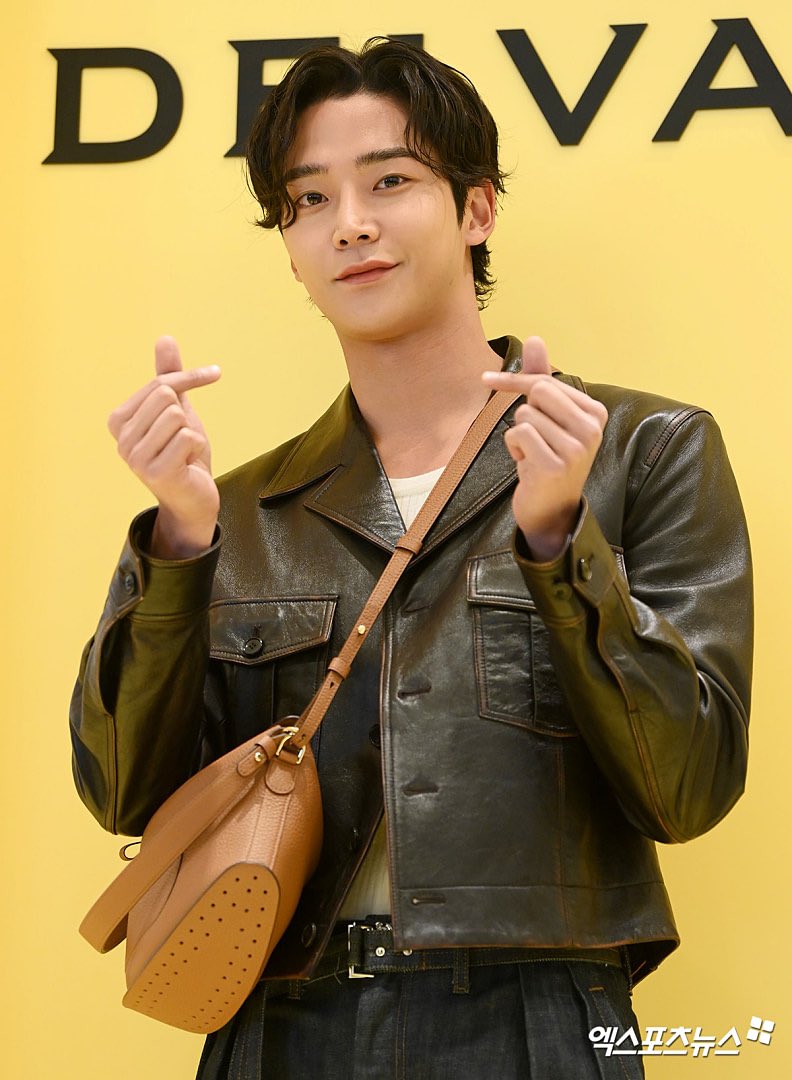 nUKiOz's tweet photo. @ อีเวนต์แบรนด์ DELVAUX
#โรอุน
#คิมนายอง
#จีฮโยTWICE
#มิโน https://t.co/Z2fu8ELFY7