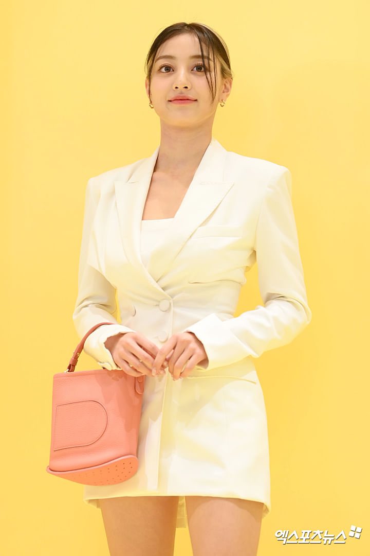 nUKiOz's tweet photo. @ อีเวนต์แบรนด์ DELVAUX
#โรอุน
#คิมนายอง
#จีฮโยTWICE
#มิโน https://t.co/Z2fu8ELFY7