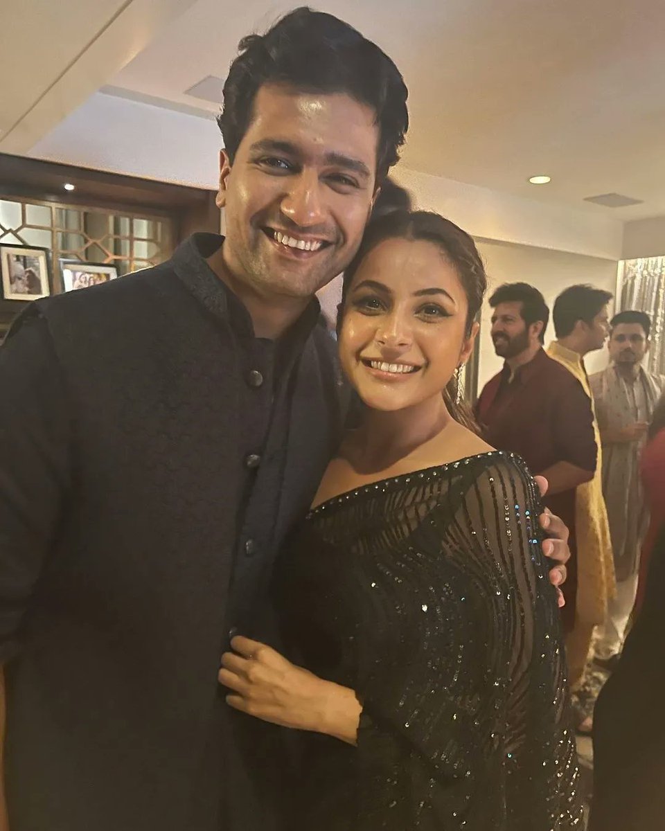 BollyTellyBuzz's tweet photo. #ShehnaazGill and #VickyKaushal shared a sweet moment at a Diwali bash last night 🖤 https://t.co/UdWj5vkQ2S