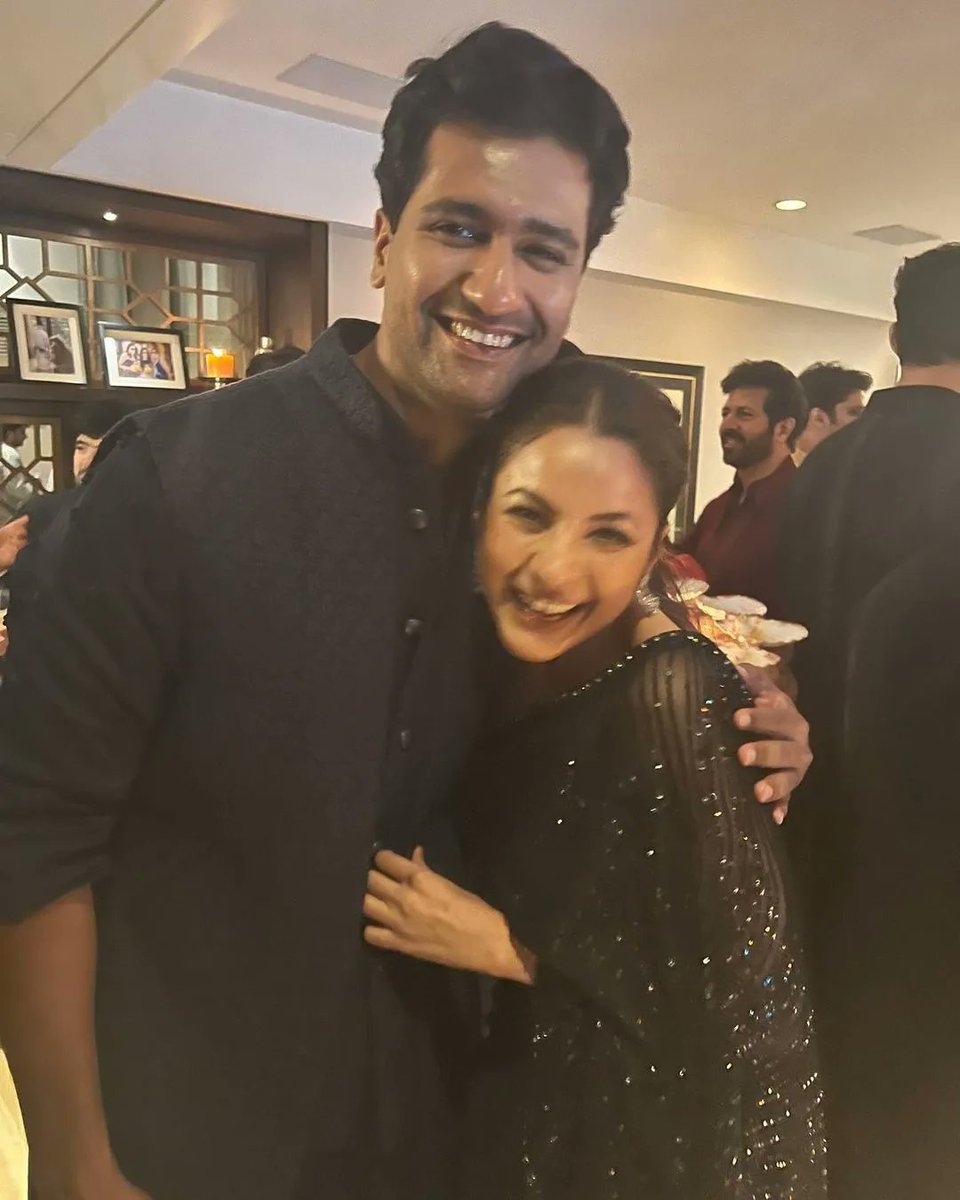 BollyTellyBuzz's tweet photo. #ShehnaazGill and #VickyKaushal shared a sweet moment at a Diwali bash last night 🖤 https://t.co/UdWj5vkQ2S