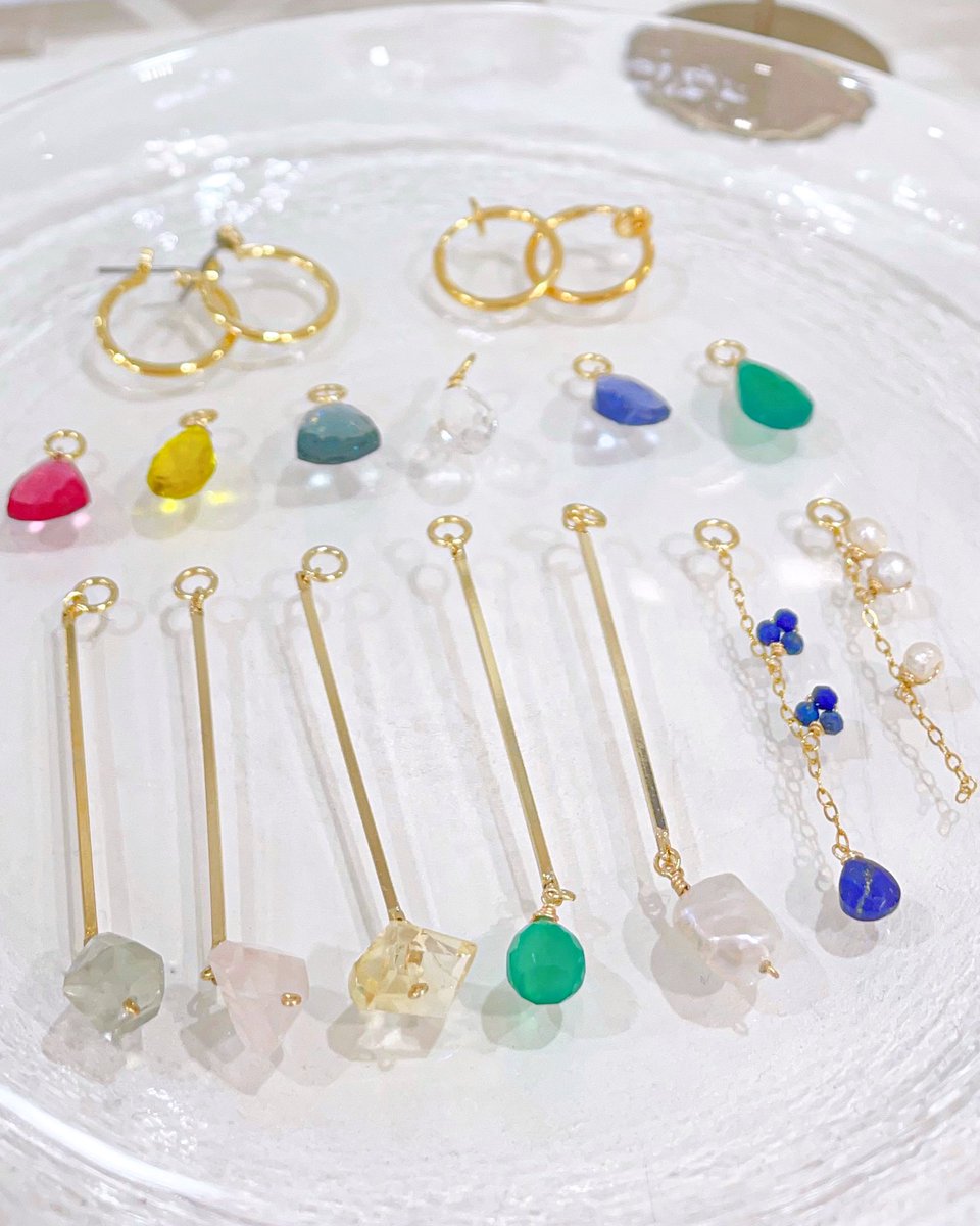 beppin_deco's tweet photo. minou @minou_info 
👗ドレスアップ👗
✨ピアス＆イヤリング✨

お好きな天然石をお選びいただける
耳飾り ♪
1ペア：¥4,400(税込)

天然石パーツは取り外し可能なので
ご自分でカスタマイズできてしまう
デザインです！🐰⚒✨ https://t.co/fdS1WOWI8u