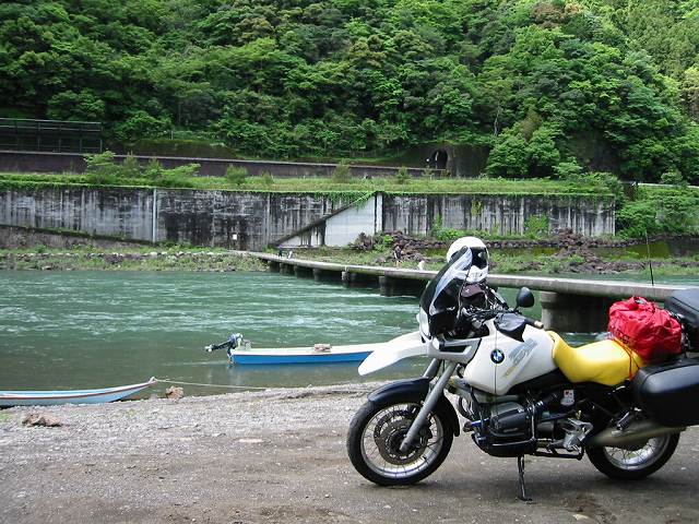 manchang21_Blue's tweet photo. 〇まん〇川のちん〇橋
もう20年も前のことですが、四国でキャンプツーリング。
四万十川のキャンプ場でキャンプしたときのものです。前夜の雨で増水しています。そんな中、テントの中で仲間と飲んだくれていました。
#四万十川
#沈下橋
#R1100GS https://t.co/1R8YnBBf8B