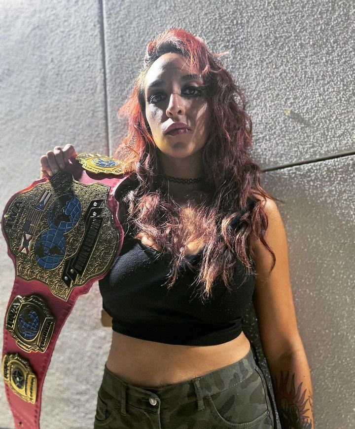 IWAFlorida's tweet photo. Nuestro campeones!!! El Leon Apolo campeón peso completo, @labravaofficial conquistó el femenino el pasado domingo, Anubis nuevo título en la compañía “Campeón del estado de la florida, tag Team están en manos de @powrestlingllc “MADMEN”#LuchaLibre #territoriodelaflorida https://t.co/9BMyQbJRKf