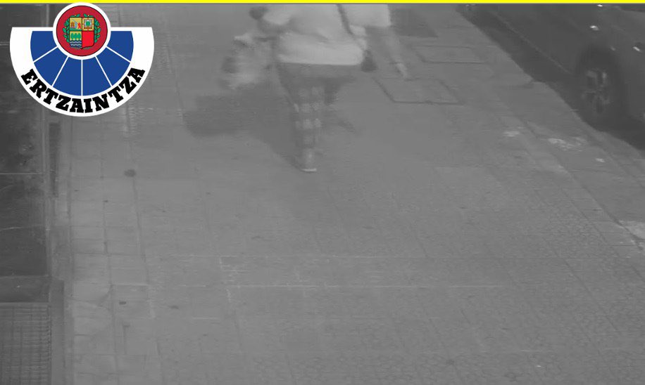 📹 Ha sido vista por última vez, sobre las once de la noche, con una camiseta blanca de manga corta, unas mallas con dibujos estampados, zapatillas deportivas y un bolso negro con forma de media luna, cruzado a modo de bandolera.

☎️ 112

<a href="/osakidetzaEJGV/">Osakidetza</a>