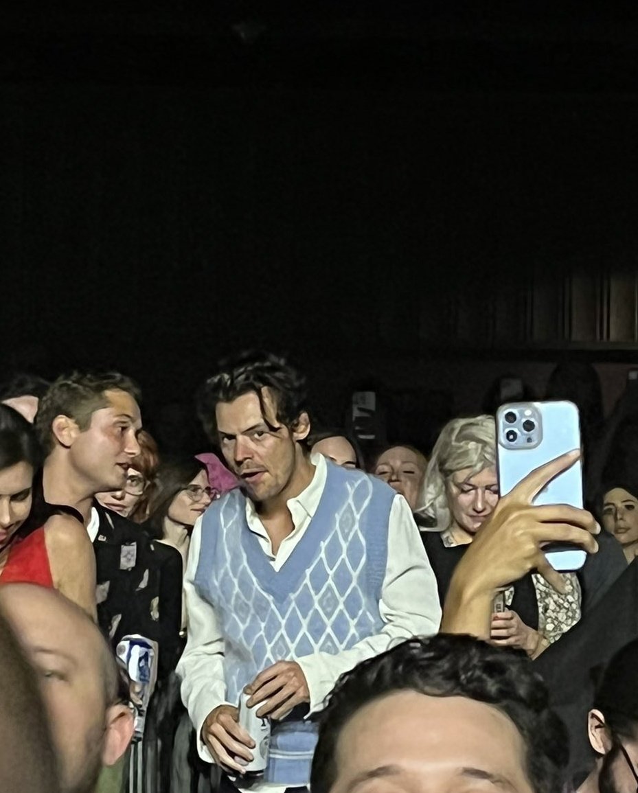 teamhsnews's tweet photo. 📸| Más de Harry esta noche en el show de Wolf Alice. https://t.co/QHHweeC0HQ
