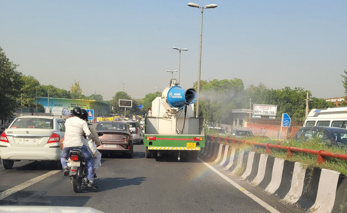 MehrishiArjun's tweet photo. Kind attention is brought to this daily routine of the very slow moving vehicle spraying water on the central divider on the outer ring road. This vehicle is in action during the peak office hours and blocks one carriageway which leads to massive build up of vehicles behind it https://t.co/BYE1l6CjjV