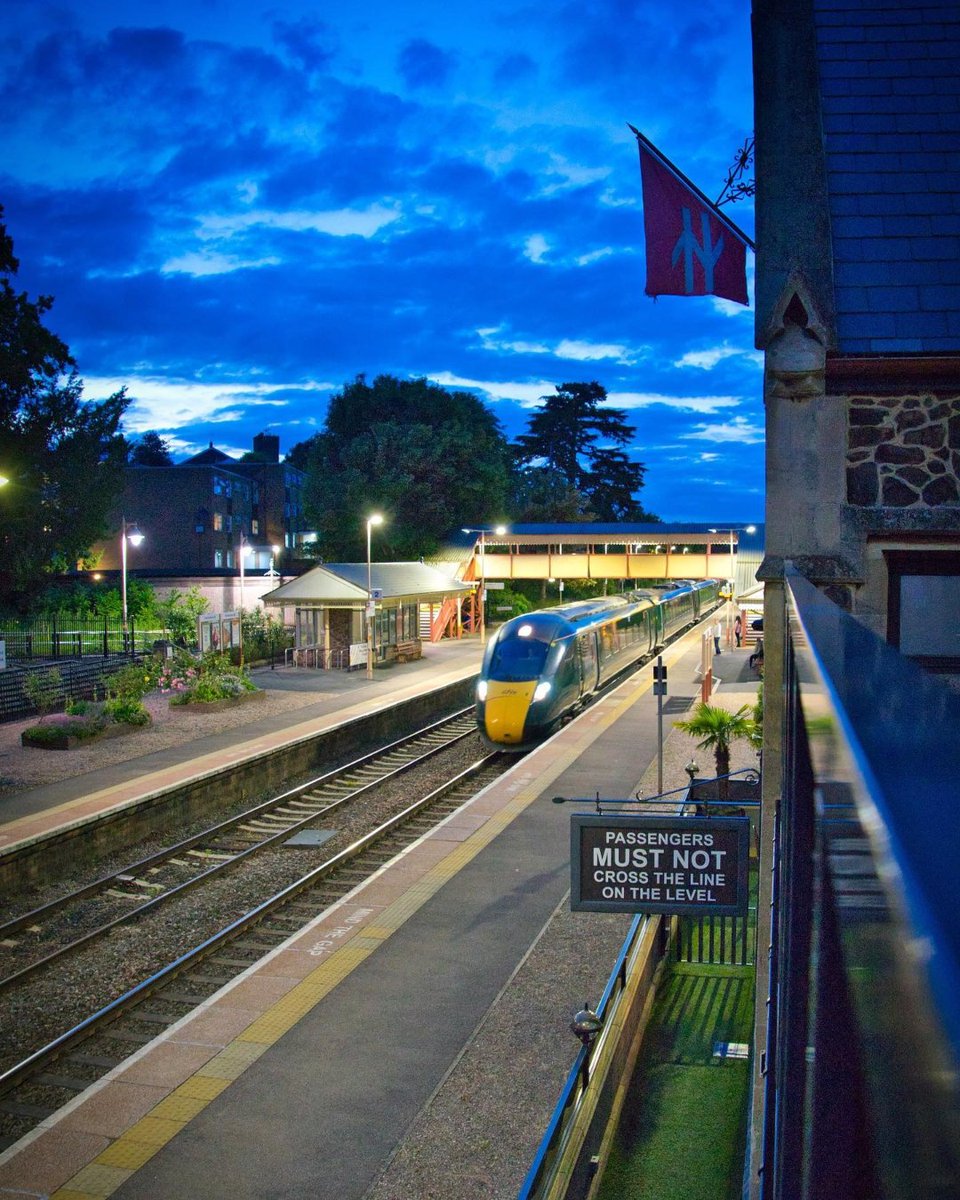 Good morning! This beautiful photo of one of our trains waiting at Malvern Link has been sent in by jfphotographyuk 📸 We love seeing the pictures our followers take, please keep tagging us in them! We're here to help with your queries until 11pm so please send us a message 💻