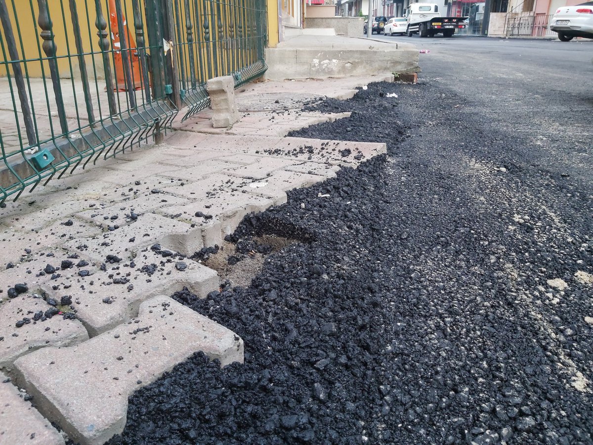 Kilit taşı döşeme olan sokağımıza an itibariyle asfalt dökülmüştür. Sizden artık iş yapmanızı beklemiyoruz. Var olanı bozmayın yeter. <a href="/umraniyebeltr/">Ümraniye Belediyesi</a> <a href="/ismetyildirimtr/">İsmet Yıldırım</a>