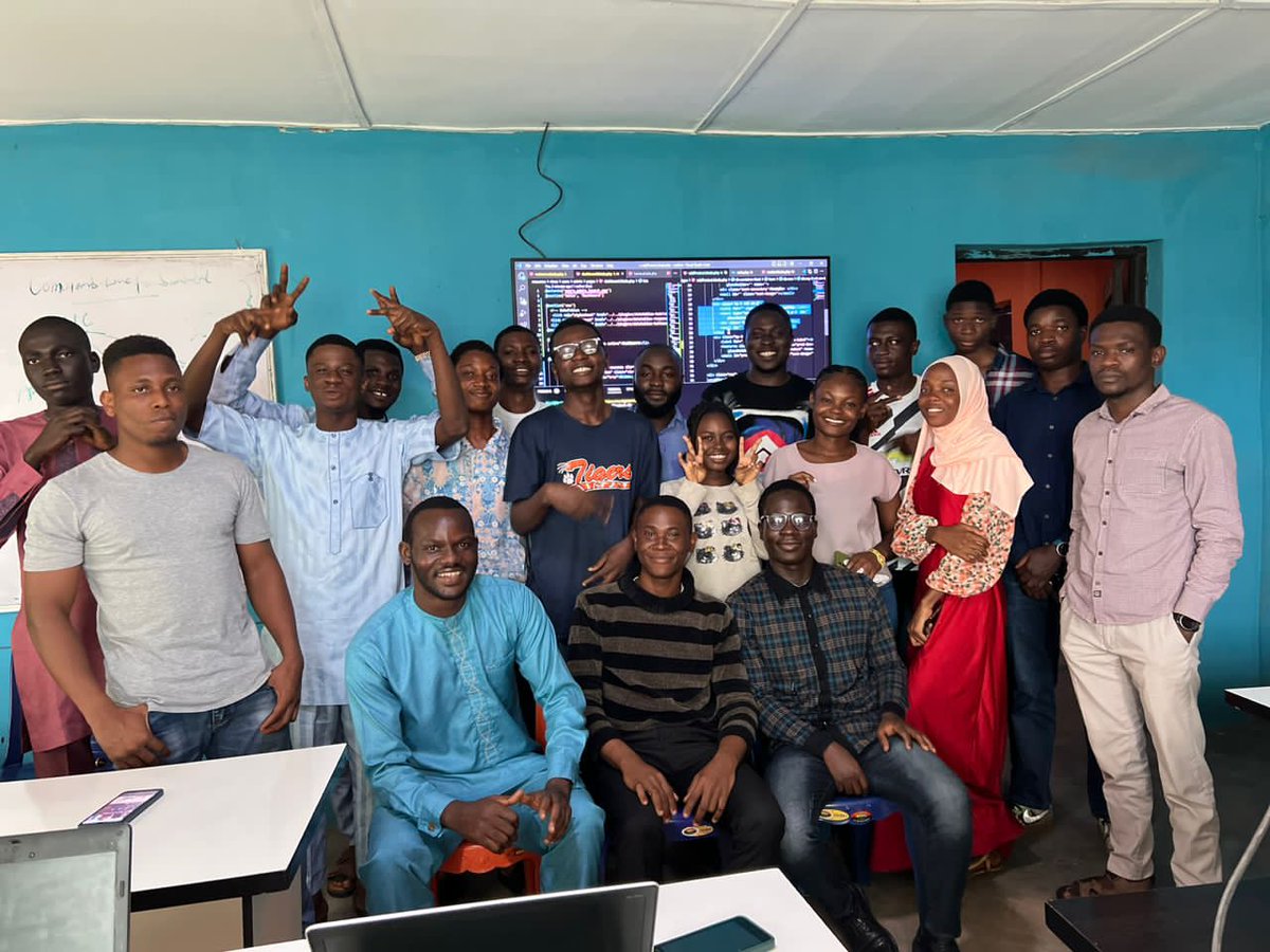 oichubltd's tweet photo. Happy resumption to our students that joined us during the national strike to learn creative coding. You are so special to us. We wish you all the best!!!
#oichub #coding #schoolofcoding #oichubosogbo  @InsideOsogbo https://t.co/qpmw7OdmGt