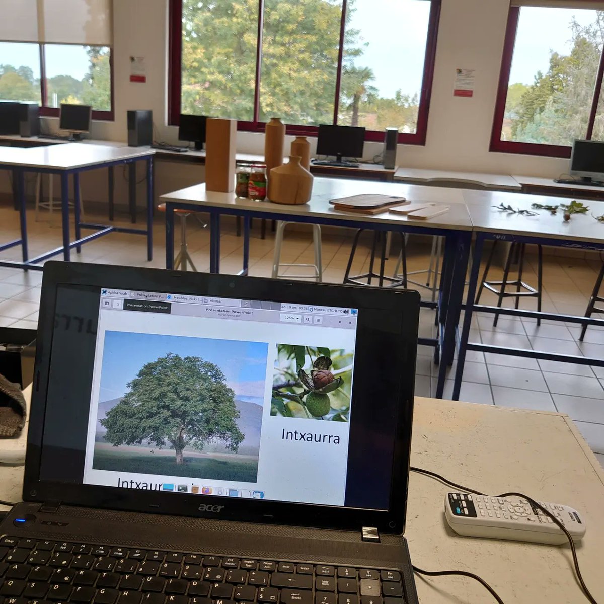 lascube's tweet photo. Atzo egurrezko aurkezpen klasea Xalbador Kolegioan.
Hier découverte des arbres et des métiers du bois au Collège Xalbador.
#transmettre #apprendre #métier #passion #artisan #euskalherria #paysbasque #ikastola https://t.co/al6aZV3xua