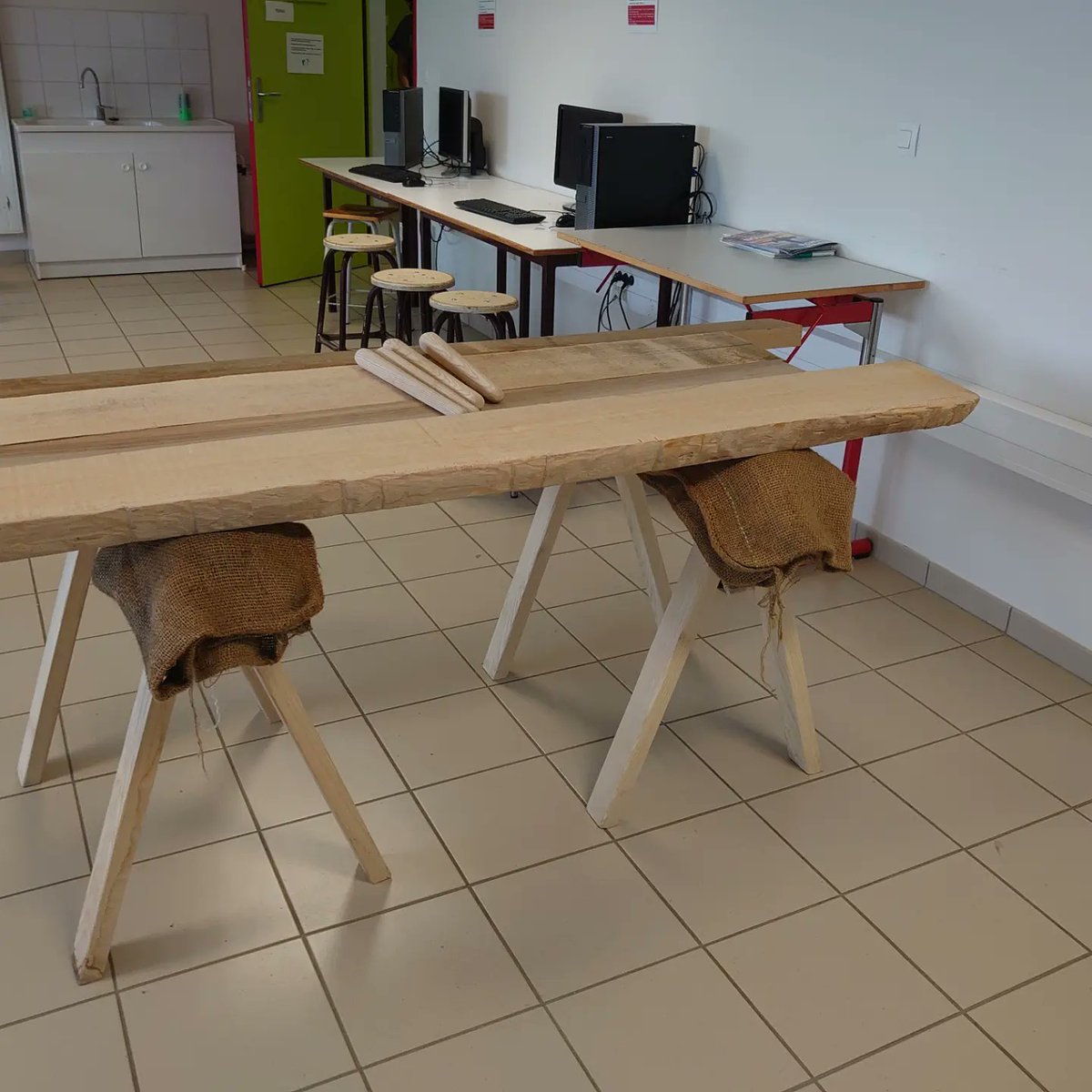 lascube's tweet photo. Atzo egurrezko aurkezpen klasea Xalbador Kolegioan.
Hier découverte des arbres et des métiers du bois au Collège Xalbador.
#transmettre #apprendre #métier #passion #artisan #euskalherria #paysbasque #ikastola https://t.co/al6aZV3xua