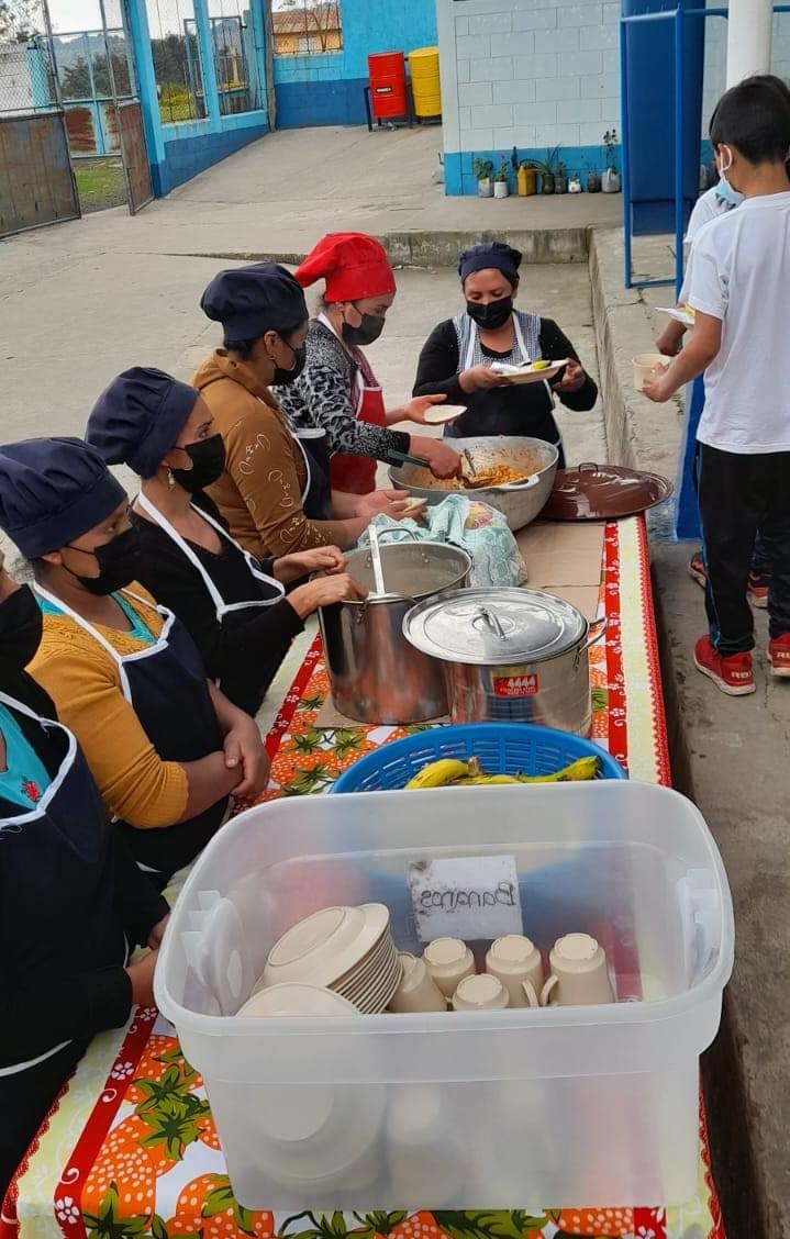 DideducSM's tweet photo. En cumplimiento a la Ley de Alimentación Escolar, personal de –FOCE-, de la #DideducSanMarcos, en coordinación con #Digefoce, #Digemoca y el apoyo del Programa Mundial de Alimentos continúan validación de menús en EORM aldea Santa Lucia Ixcamal, San Marcos. https://t.co/0OcL9h53gw