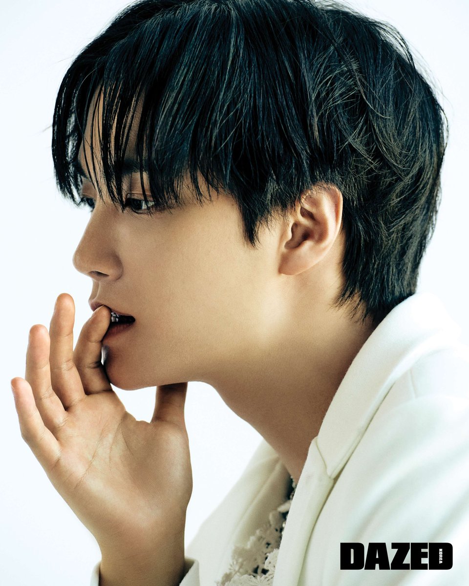 DazedKorea's tweet photo. 처음 느낌 그대로

새로운 출발선 앞에 선 김종현이 슬쩍 웃어 보이는 순간.

#KimJonghyeon #김종현

더 많은 화보와 기사는 <데이즈드> 11월호에서 만나볼 수 있습니다. Check out more of our editorials and articles in <DAZED> KOREA November print issue. https://t.co/AoGnGTWwXG