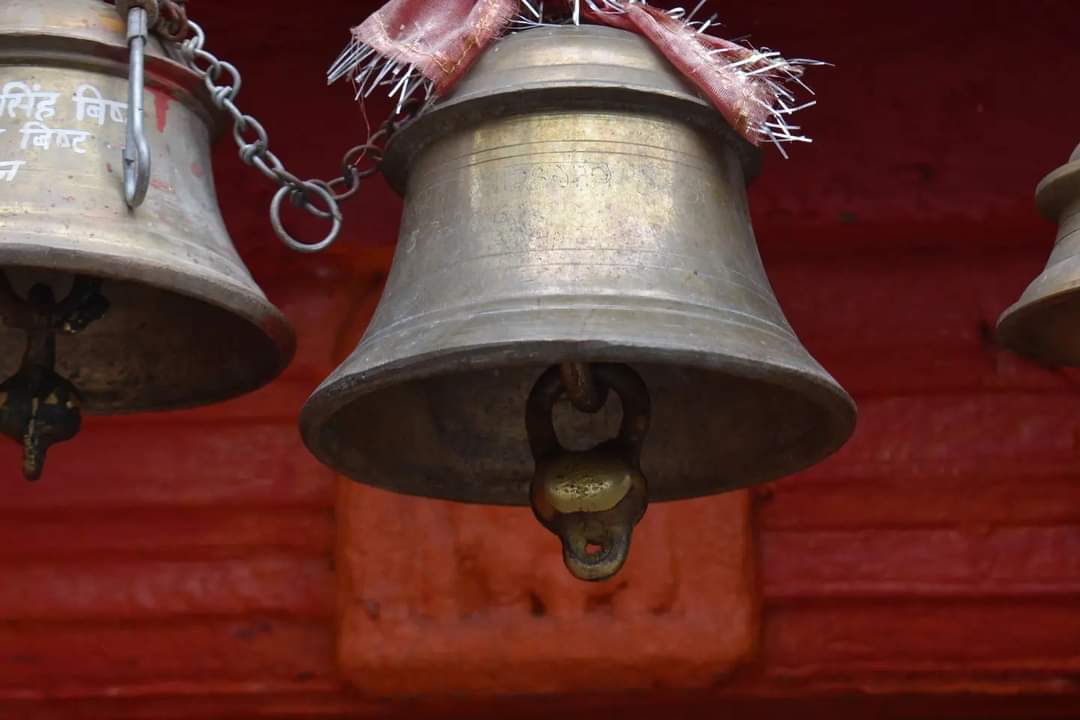 smiriti_parmar's tweet photo. The temple bell stops but I still hear the sound coming out of the flowers..
At Devalgarh tample
#smiritiparmar
#temple #devalgarh #tehri #tehrjgarhwal #travel #photography #travelphotography #architecture #nature #incredibleindia #photooftheday #instagood #travelgram #wanderlu https://t.co/Q9SyICoeYa