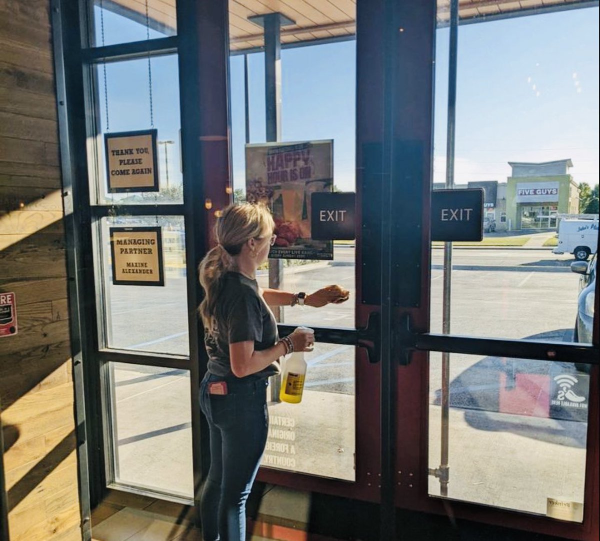 MaximusPrime46's tweet photo. Ms. Reese 🤗 will keep those windows clean
#WestLafayetteRelo#Chilislove#SocialButterfly🦋@SavoieRay @Chilis https://t.co/DkKOk8Ug38