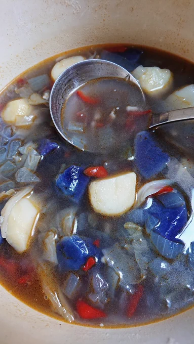 野菜スープに紫じゃがいも使ったらダイエット向きな色合いになった…赤いのはパプリカね 