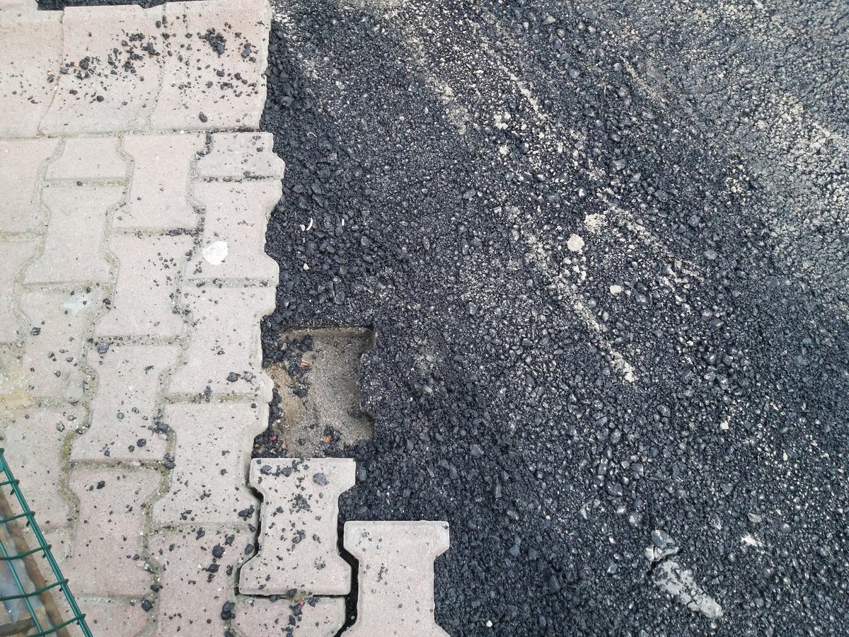 Bir yerel yönetim görevlisi estetikten yoksun şu görüntüden razı olmamalıdır. Kamu nezdinde mahcubiyet hissetmelidir. <a href="/umraniyebeltr/">Ümraniye Belediyesi</a> <a href="/ismetyildirimtr/">İsmet Yıldırım</a>