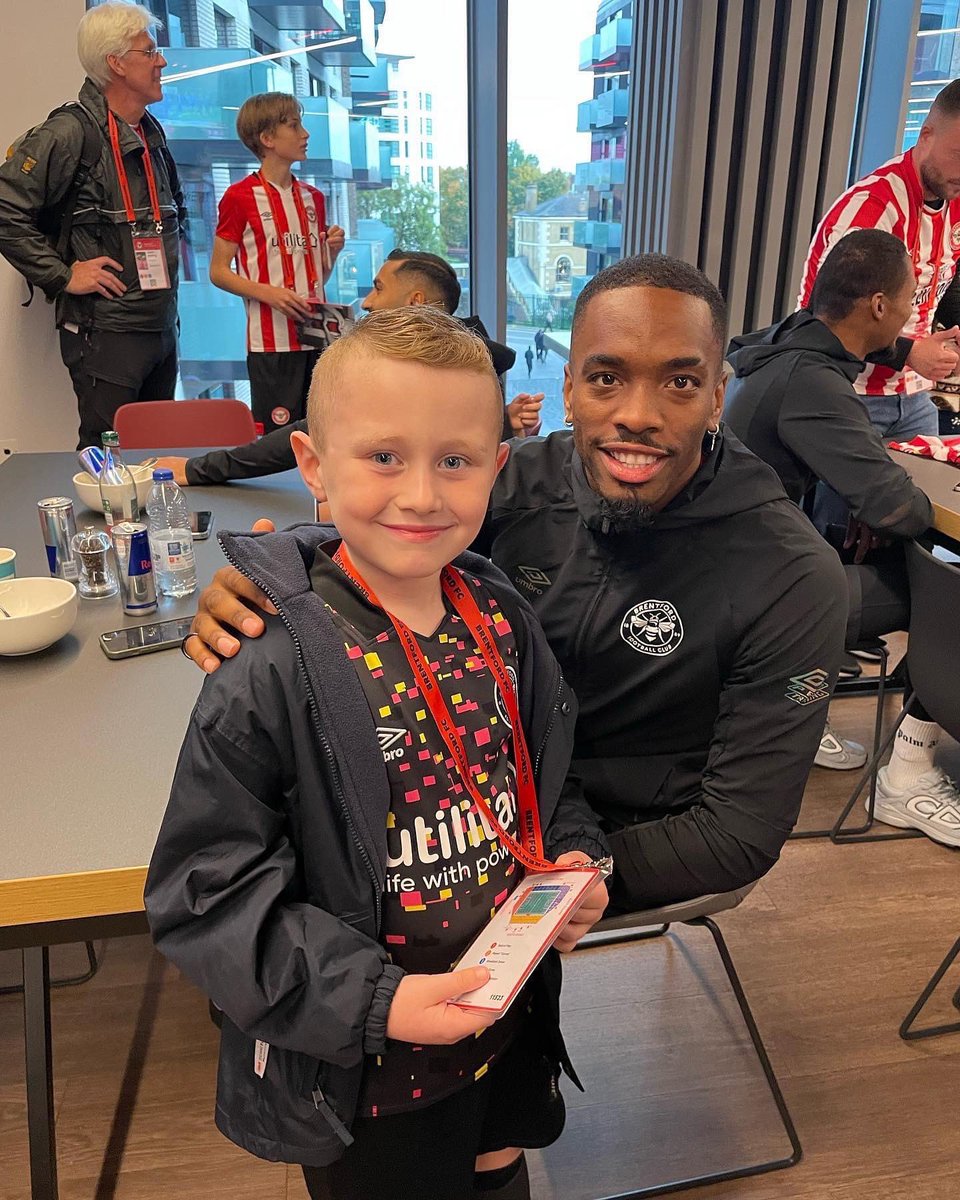 m155moneypenny's tweet photo. Cooper &amp; George did a fab job representing Jamie at @BrentfordFC vs @ChelseaFC last night. OurJay is supporting @ResusCouncilUK in the launch of a new QR code giving vital info about CPR. Only 1 in 10 people survive an out of hospital #cardiacarrest we lost Jay aged 18 💔#CPR https://t.co/NnqHg4DxgK