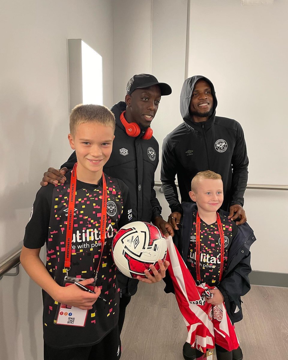 m155moneypenny's tweet photo. Cooper &amp; George did a fab job representing Jamie at @BrentfordFC vs @ChelseaFC last night. OurJay is supporting @ResusCouncilUK in the launch of a new QR code giving vital info about CPR. Only 1 in 10 people survive an out of hospital #cardiacarrest we lost Jay aged 18 💔#CPR https://t.co/NnqHg4DxgK