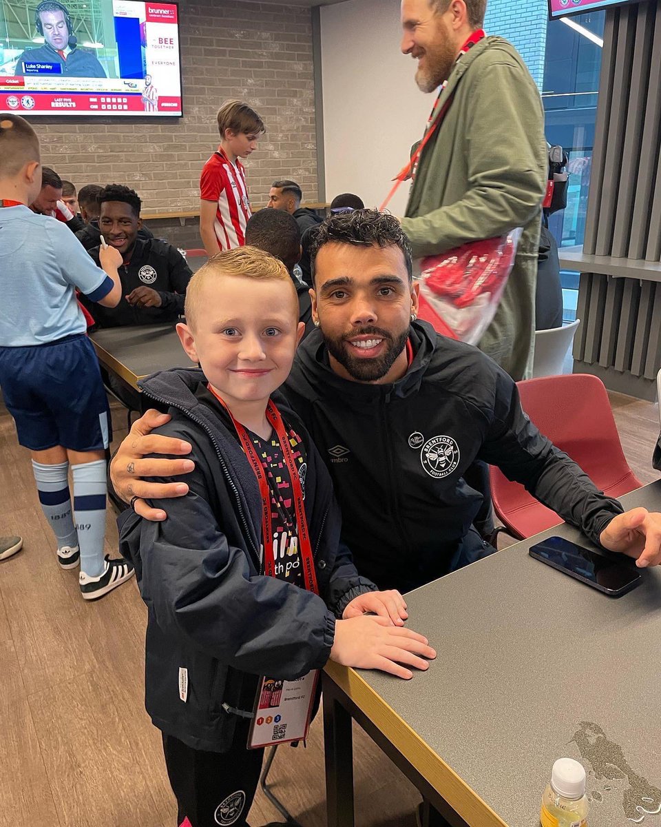 m155moneypenny's tweet photo. Cooper &amp; George did a fab job representing Jamie at @BrentfordFC vs @ChelseaFC last night. OurJay is supporting @ResusCouncilUK in the launch of a new QR code giving vital info about CPR. Only 1 in 10 people survive an out of hospital #cardiacarrest we lost Jay aged 18 💔#CPR https://t.co/NnqHg4DxgK