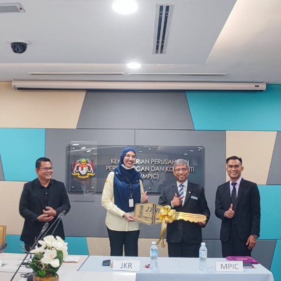 Majlis Penyerahan Projek Pengubahsuaian Ruang Pejabat Kementerian Perusahaan Perladangan Dan Komoditi (MPIC), Putrajaya pada 19hb Oktober 2022.

berita lanjut:
jkrwpp.gov.my/projek-ubahsua…

<a href="/JKRMalaysia/">JKR Malaysia</a> @mpic_my <a href="/IrZulkefly/">Mohd Zulkefly S</a> <a href="/anita_shafie/">Anita Mohamed Shafie</a> <a href="/Hanifah_Abd/">Hanifah Abdullah</a>