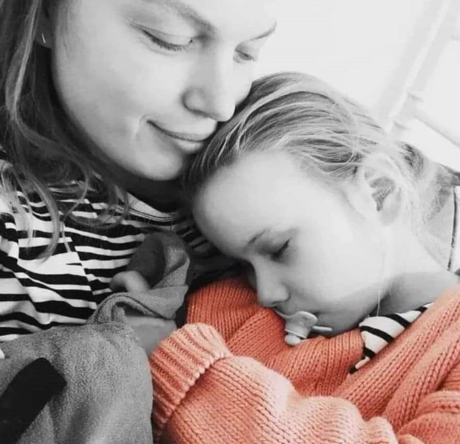 Deze foto raakt me intens. Ik hoop zo dat ze steun aan elkaar hadden in die blinde paniek. Of nog beter, dat ze het beide niet hebben gemerkt.  Slaap zacht lieve Sanne en Hebe.❤️