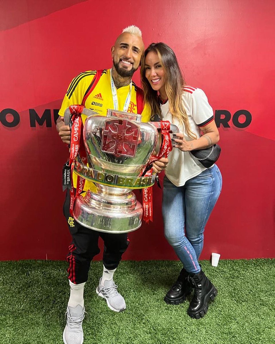 kingarturo23's tweet photo. Otra más gracias a Dios 🙏🏽🏆💪🏽 ya son 24 😜 vamos @flamengo ❤️🖤 aun queda otra este año carajo!!!💪🏽 @niaisazaoficial ❤️
@jacqueline.pardo.505 ❤️ https://t.co/ngbfcSvS9b