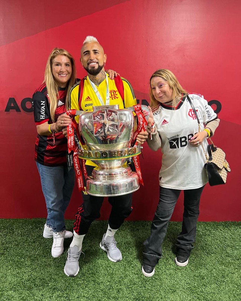 kingarturo23's tweet photo. Otra más gracias a Dios 🙏🏽🏆💪🏽 ya son 24 😜 vamos @flamengo ❤️🖤 aun queda otra este año carajo!!!💪🏽 @niaisazaoficial ❤️
@jacqueline.pardo.505 ❤️ https://t.co/ngbfcSvS9b