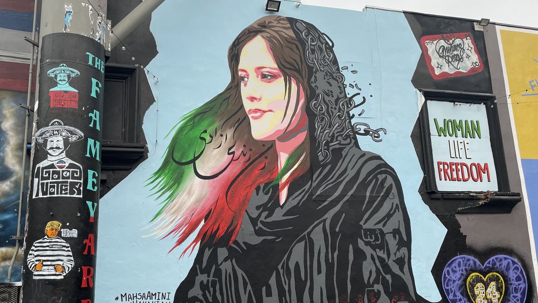 #IranProtests #MahsaAmini‌ par artiste #cloehakakian #Streetart
#MelroseAvenue #LosAngeles
#ArtforwomenofIran
#WomenLifeFreedom 💚🤍❤️
