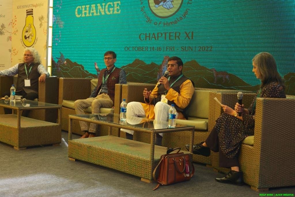 MakrandParanspe's tweet photo. Reading Sri Aurobindo with @gchikermane @devdip &amp; @monikahalan at @kslitfest 

Celebrating the 150th anniversary of the "supramental sage"--poet, maha yoga, philosopher, nationalist, revolutionary &amp;

also the harbinger of a new age for humanity. 
@PenguinIndia @penguinrandom https://t.co/r3oVW3Ccjh