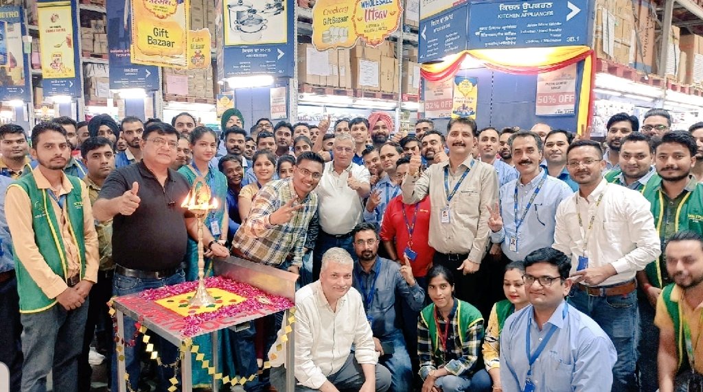 ArvindMedi's tweet photo. It was great to meet the wonderful Punjab team that has completely transformed the business over the last 2 years.They have set new milestones on sales,profits, eCom adoption,employee engagement &amp; customer experience. Kudos to the team 4 their strong focus on people &amp; performance https://t.co/fgUFUXofS7