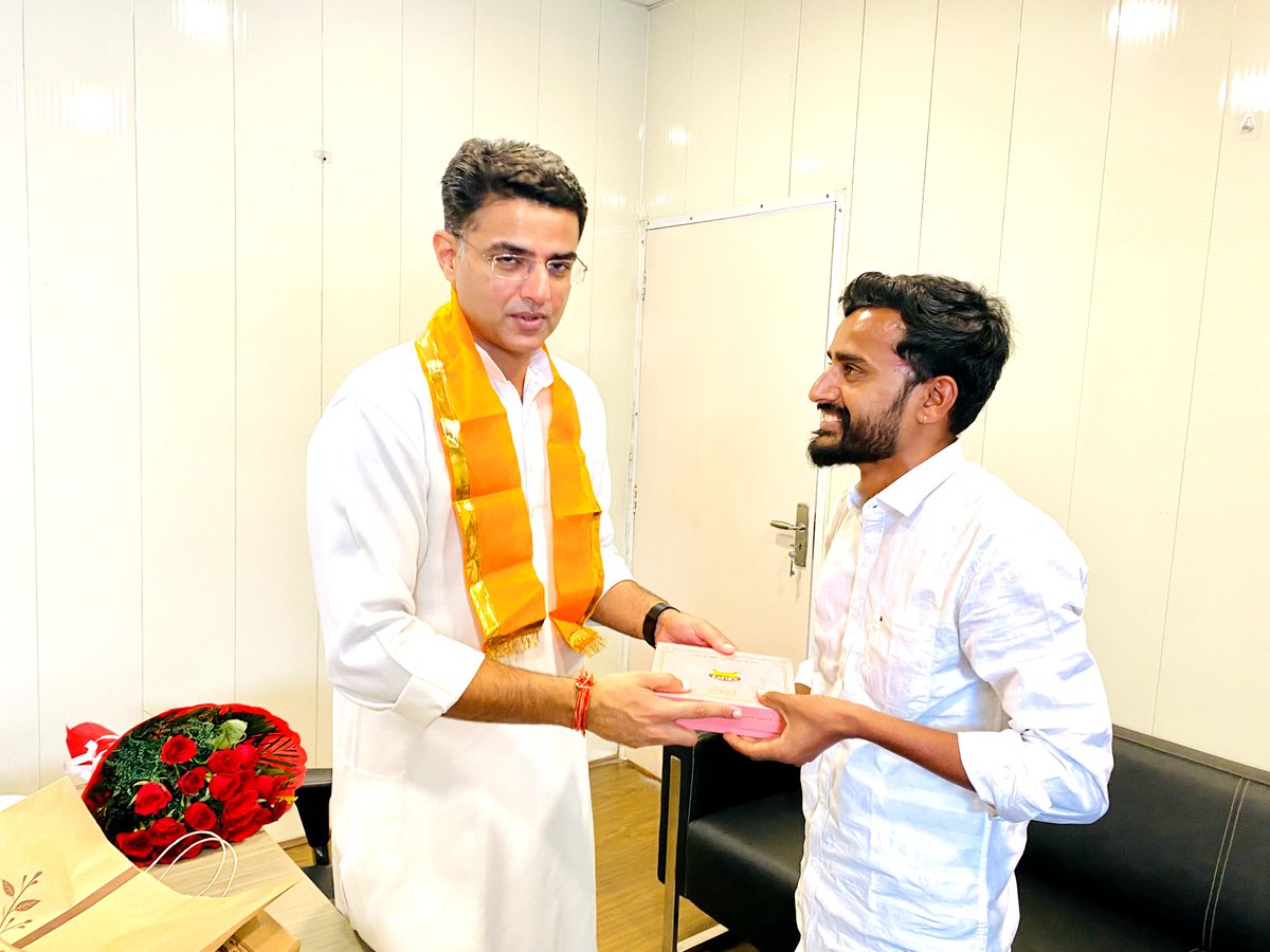 lalitkumarinc's tweet image. कल दिल्ली में मेरे #जन्मदिवस के दो दिन पूर्व मेरे राजनीति गुरु , मेरे आदर्श राजस्थान सरकार के पूर्व उपमुख्यमंत्री #श्री_सचिन_पायलट_जी से मुलाकात करके आशीर्वाद लिया ।
@SachinPilot 

Thank you So much #BoSS 💝💝