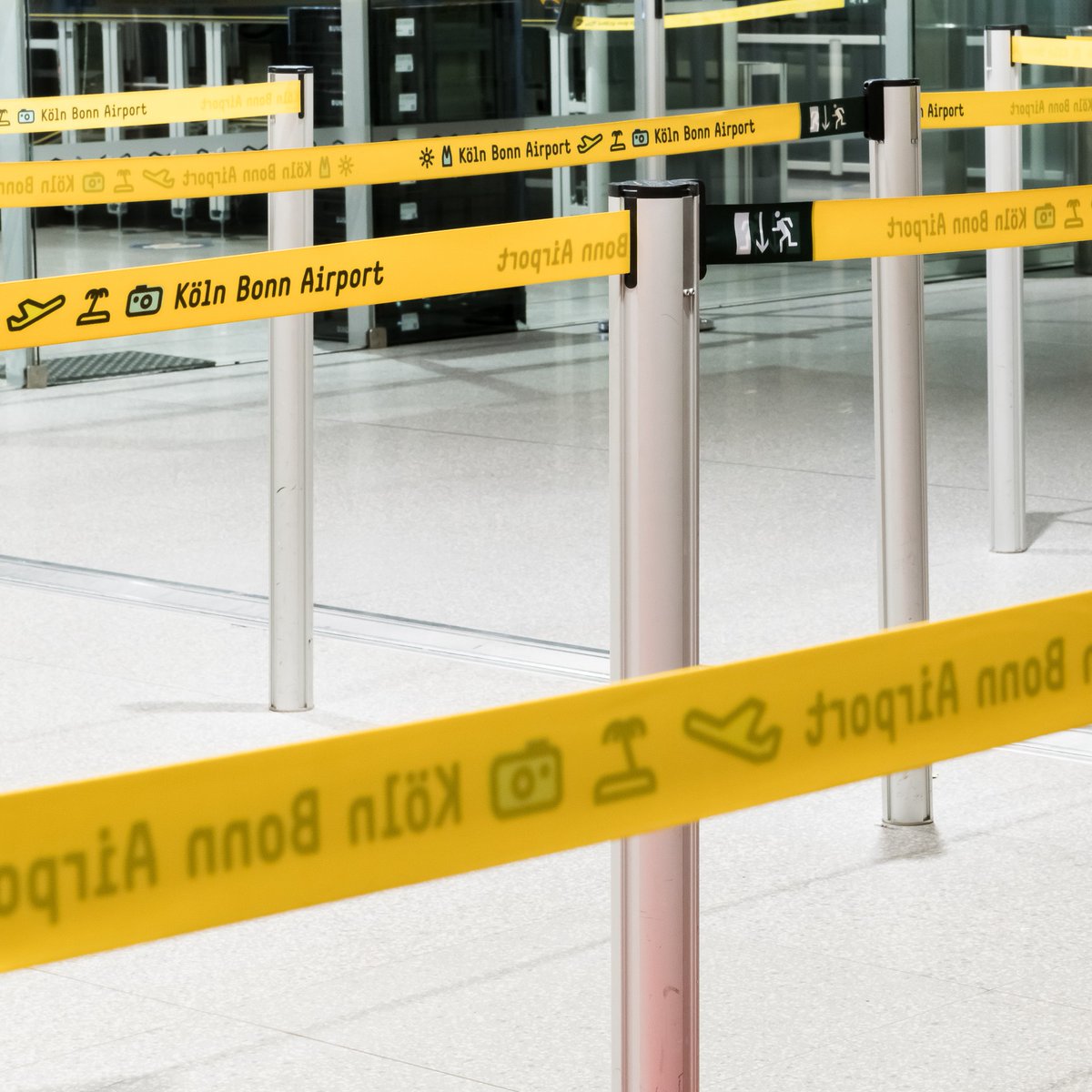 Marketing messages, safety-relevant information or details about the following process. Use printed belts as information carriers!
➡️ viaguide.com

#viaguide #madeingermany #arnsberg #sauerland #beltrac #beltbarrier #beltpost #stanchion #print #design #kölnbonnairport
