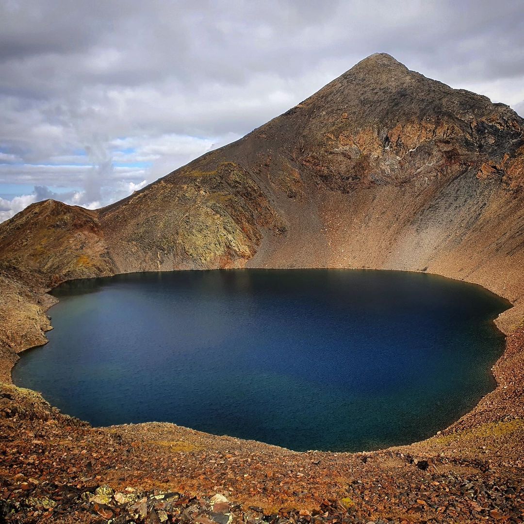Huesca_LaMagia's tweet photo. El ibón de Tebarray 💦 bajo el pico del mismo nombre (2.886m) ⛰ da forma a un espectacular paraje que parece sacado de otro planeta en el #ValledeTena.
Imagen de https://t.co/oVi9tWjKRH 👏👏👏 https://t.co/TUzwj5Xs3Y