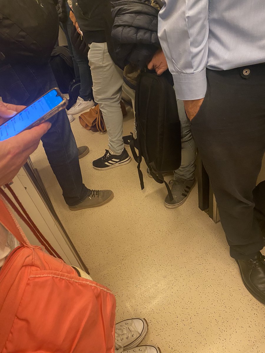 Mariaa1796's tweet photo. @Renfe - Tren Ciudad Real-Madrid 6:42. LAMENTABLE,  no existe justificación para esto. 400 personas en un tren con capacidad para 236 (no vamos a entrar en el peligro que tiene viajar en estas condiciones). Como empresa dejáis mucho que desear. Un saludo 👋🏻 https://t.co/ugvoifkEdo