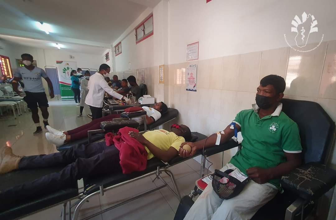 Msanp_Mada's tweet photo. Des centaines d'agents de santé se sont précipités ce 18 octobre au CHUJRA Ampefiloha pour montrer leur solidarité, en donnant du sang pour les concitoyens. Des efforts sont déployés pour mener à bien cette activité dans d'autres régions de 🇲🇬. 
#Alefa✊#SPSM #Dons_de_sang #Msanp https://t.co/KuoTEFGZDK