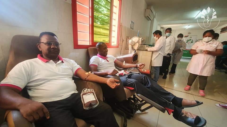 Msanp_Mada's tweet photo. Des centaines d'agents de santé se sont précipités ce 18 octobre au CHUJRA Ampefiloha pour montrer leur solidarité, en donnant du sang pour les concitoyens. Des efforts sont déployés pour mener à bien cette activité dans d'autres régions de 🇲🇬. 
#Alefa✊#SPSM #Dons_de_sang #Msanp https://t.co/KuoTEFGZDK