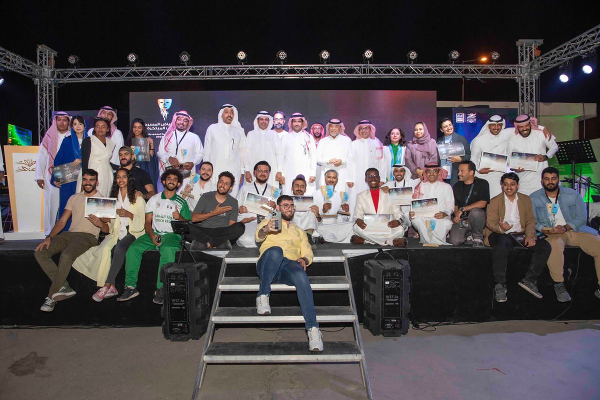 صوره تجمع المكرمين والفائزين في ⁧#ملتقى_الرياض_المسرحي_للعروض_المبتكرة⁩   في الدورة الثانية على شرف الفنان الكبير #راشد_الشمراني
بتكريم من مدير عام الجمعية الدكتور #نايف_الثقيل ومدير جمعية الثقافة والفنون بالرياض الأستاذ #خالد الباز