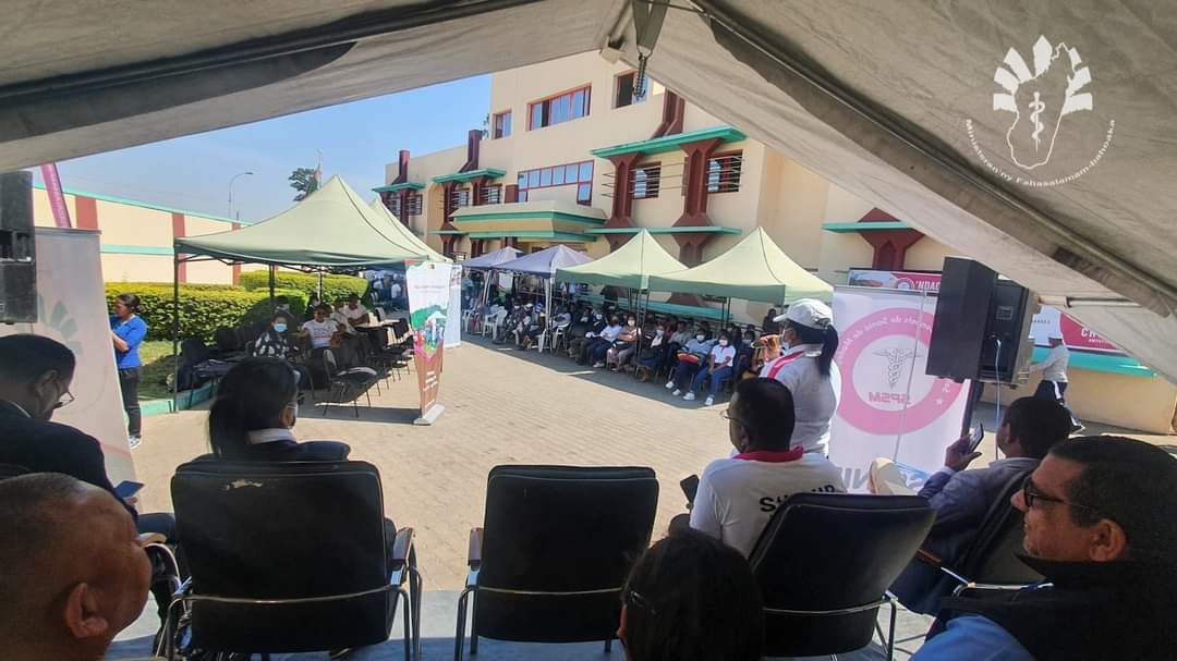 Msanp_Mada's tweet photo. Des centaines d'agents de santé se sont précipités ce 18 octobre au CHUJRA Ampefiloha pour montrer leur solidarité, en donnant du sang pour les concitoyens. Des efforts sont déployés pour mener à bien cette activité dans d'autres régions de 🇲🇬. 
#Alefa✊#SPSM #Dons_de_sang #Msanp https://t.co/KuoTEFGZDK