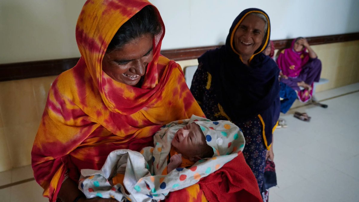 🧕🇵🇰⚠️ PHOTO STORY #Pakistan: The family of a #baby delivered by caesarean section celebrates at the @UNFPA-supported Al-Farabi hospital in #Sindh province. #SafeBirth #PakistanFloods 👉unfpa.org/multiple-crise… 📷Shehzad Noorani @UNFPAPakistan #ClimateCrisis @OCHAAsiaPac