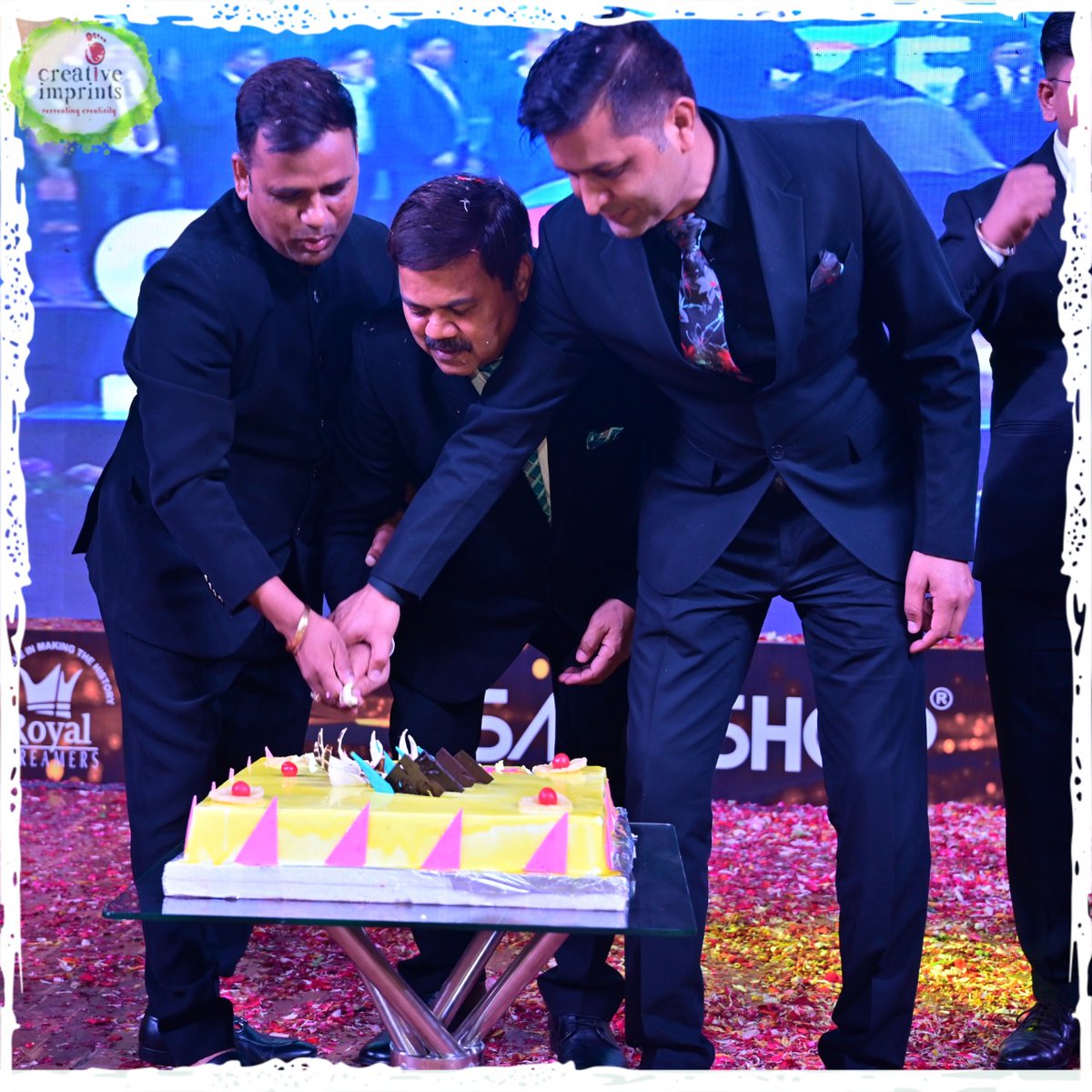 CreativeImprnts's tweet photo. Safe Shop - Diamond Celebration
Designed & Managed by Team Creative Imprints !!!
.
Follow @CreativeImprnts
@hansasinha @ParimalMadhup
#anjanikumarjha #ajeetkumarjha #entryandrecognition #mlm #safeshop #SafeShopIndiaTeam #diamond #diamondcelebration #networking #eventmanagement https://t.co/Fsvw6dTmHv