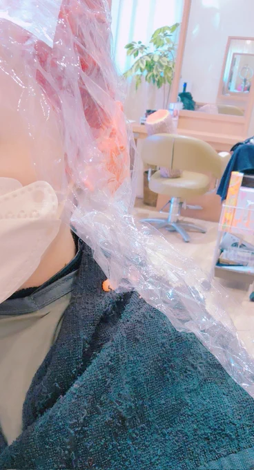 肩にピンクのスライムが垂れてるような感じ(ブリーチ後のカラー中) 