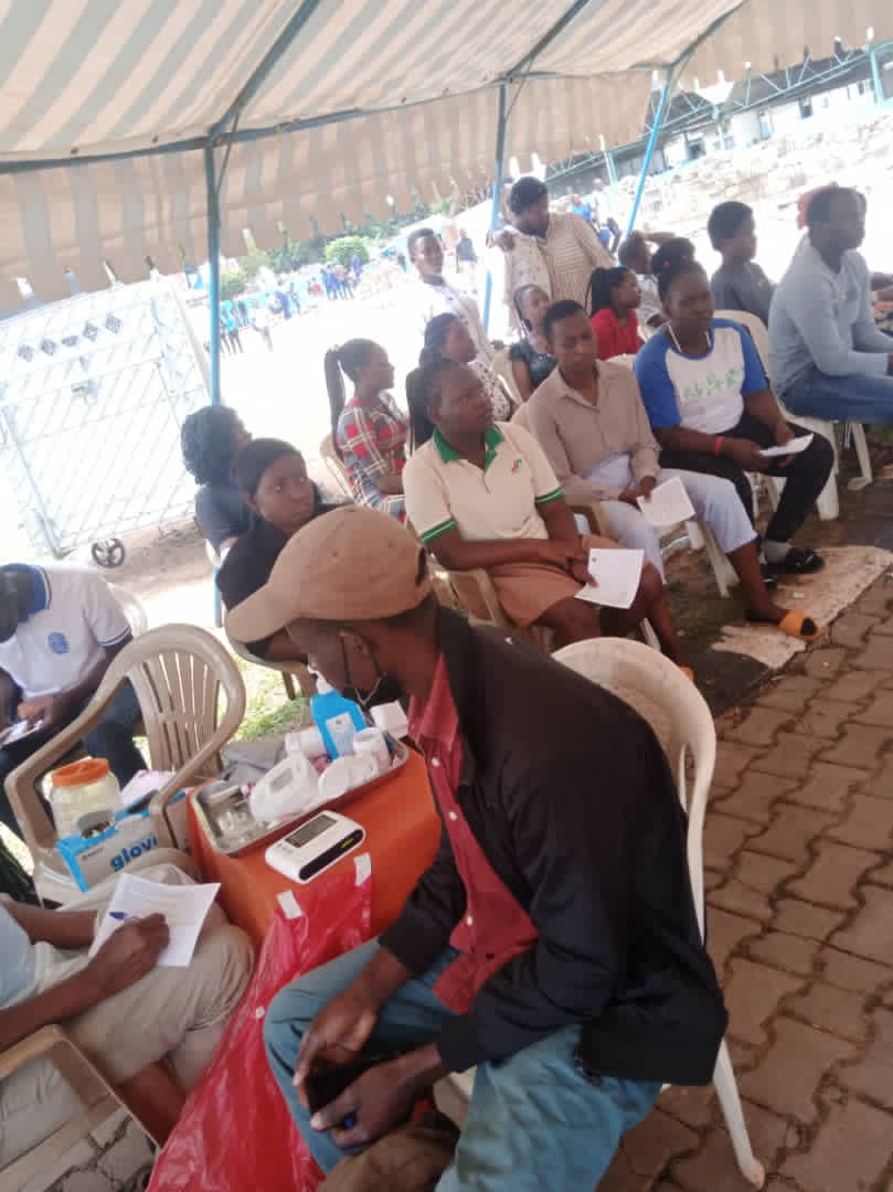 rct_royal's tweet photo. Day 2 of the blood donation .
@rckampalanorth @RunisMedia1 @mikesebaluken @SarahOwembabazi @Alycespeechie @kanosug @uit @rctmusical @RotaractNdejje @RctNaguru @D9213Corporate https://t.co/yt6iXu69EE
