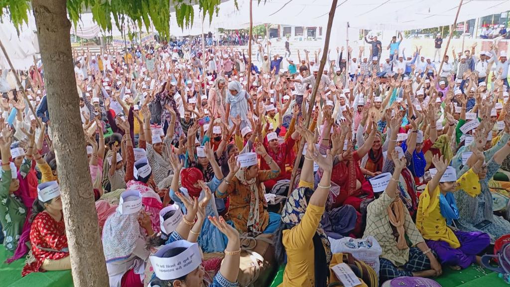 ani_hary's tweet photo. सरकार तृतीय श्रेणी शिक्षकों के साथ न्याय करे...
@ashokgehlot51
@DrBDKallaINC @hanumanbeniwal @RajpalChoudhry  @RajCMO @RLPINDIAorg @RamlaljatINC https://t.co/4vei1rzwWt
