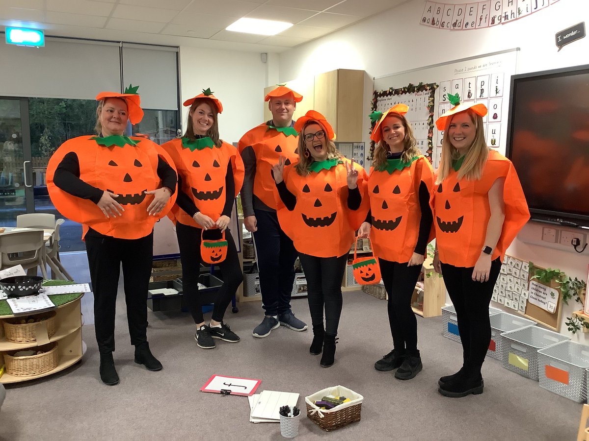 primarypont's tweet photo. Look what we found in the pumpkin patch this morning! #teampumpkin #teamreception #HappyHalloween 🎃 https://t.co/FIxjiRrkvG