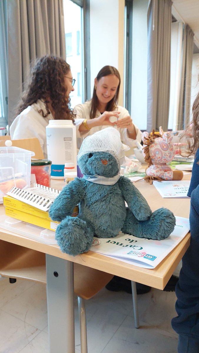 NantesUniv's tweet photo. 🐻🩺 Cette semaine les étudiants et étudiantes en santé accueillent plus de 400 enfants à l'Hôpital des nounours ! 
Objectifs : dédramatiser l’hôpital, faire découvrir le milieu médical, paramédical, et les règles d’hygiène du quotidien de manière ludique. https://t.co/sVIVz6Knq9