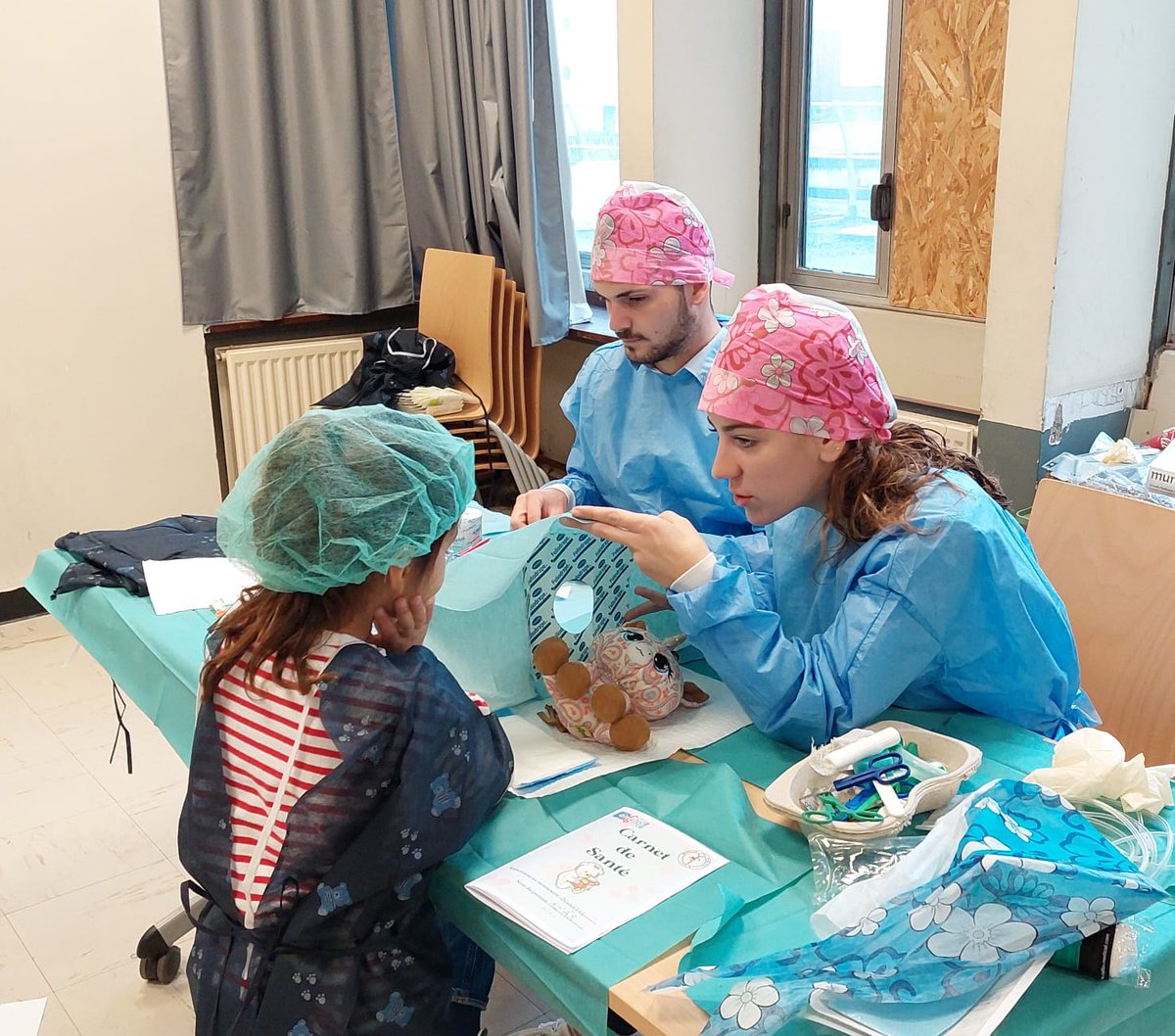 NantesUniv's tweet photo. 🐻🩺 Cette semaine les étudiants et étudiantes en santé accueillent plus de 400 enfants à l'Hôpital des nounours ! 
Objectifs : dédramatiser l’hôpital, faire découvrir le milieu médical, paramédical, et les règles d’hygiène du quotidien de manière ludique. https://t.co/sVIVz6Knq9