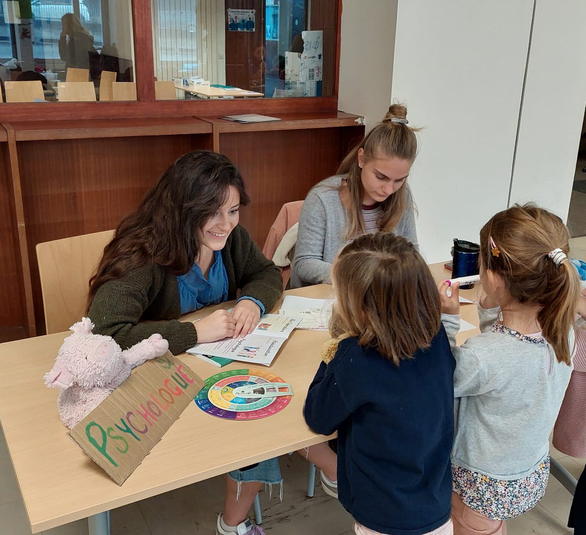 NantesUniv's tweet photo. 🐻🩺 Cette semaine les étudiants et étudiantes en santé accueillent plus de 400 enfants à l'Hôpital des nounours ! 
Objectifs : dédramatiser l’hôpital, faire découvrir le milieu médical, paramédical, et les règles d’hygiène du quotidien de manière ludique. https://t.co/sVIVz6Knq9